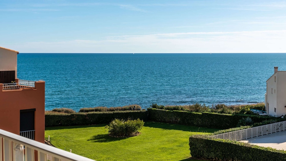 Sunny Apartment by the Sea