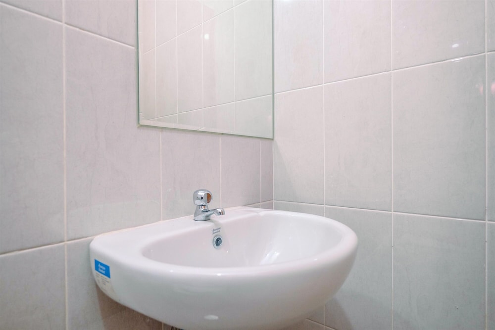 Comfort 1Br At Royal Heights Apartment