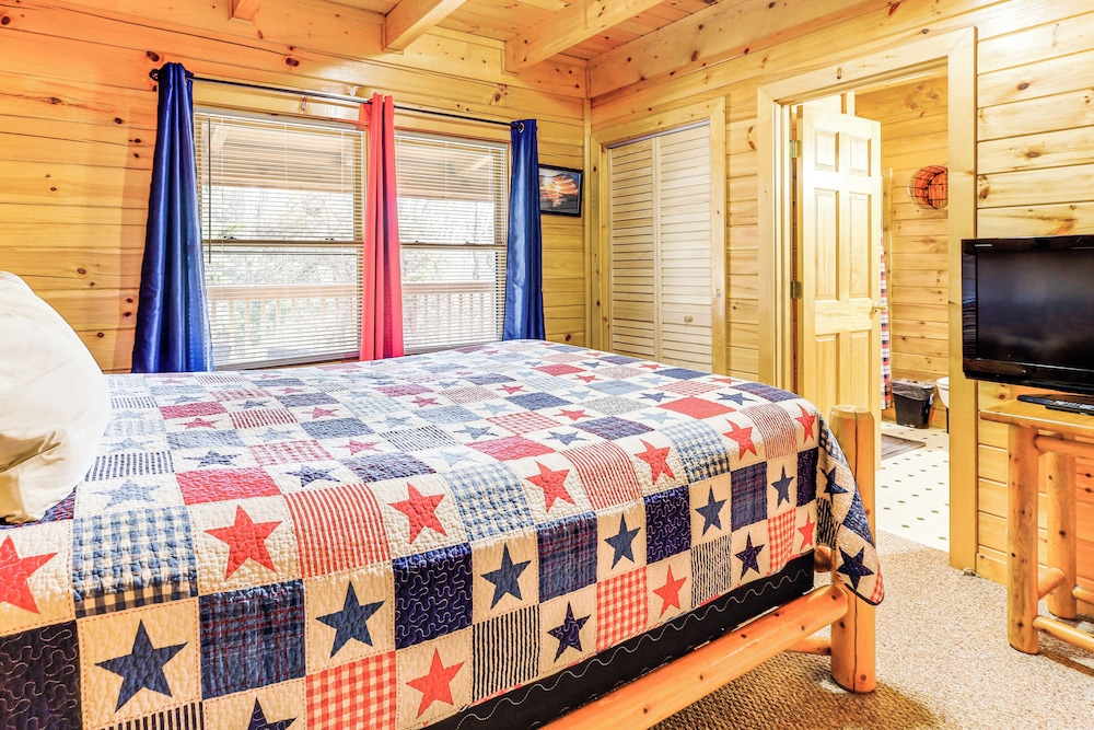 Cabin w/ Deck, Hot Tub & Douglas Lake Resort Perks