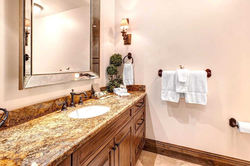 Vintage on the Strand 2 bedrooms Ski Out VIN-14 by KBM