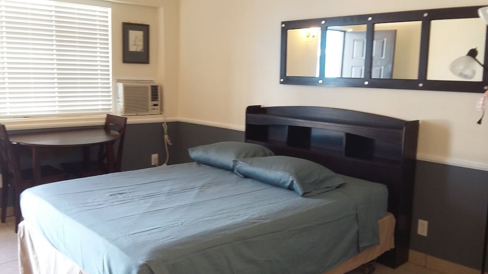 Traveler's Bed & Breakfast Hostel