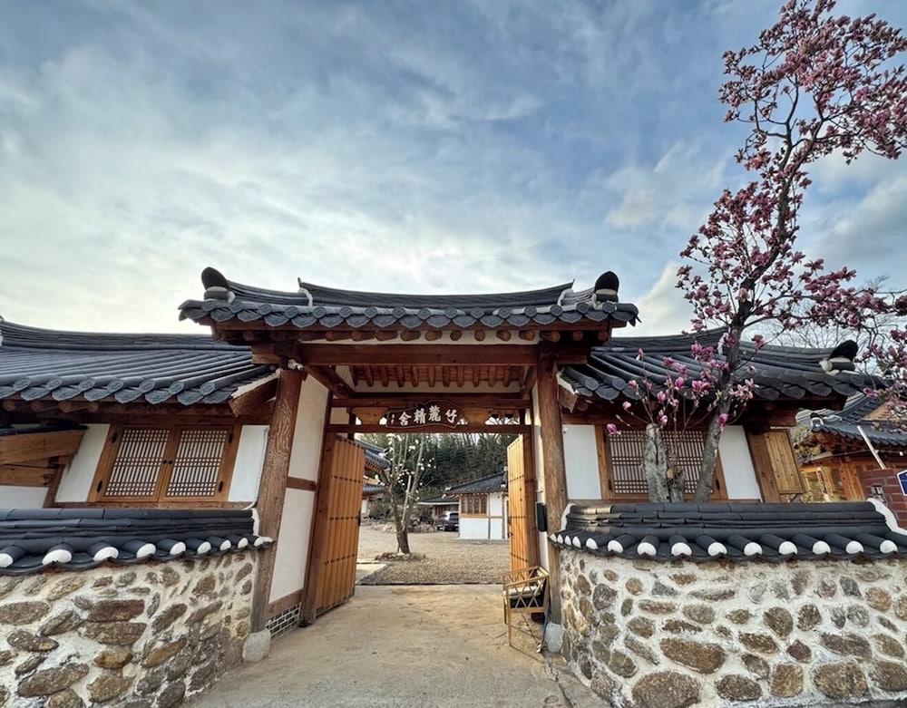 Jukrokjungsa hanokstay