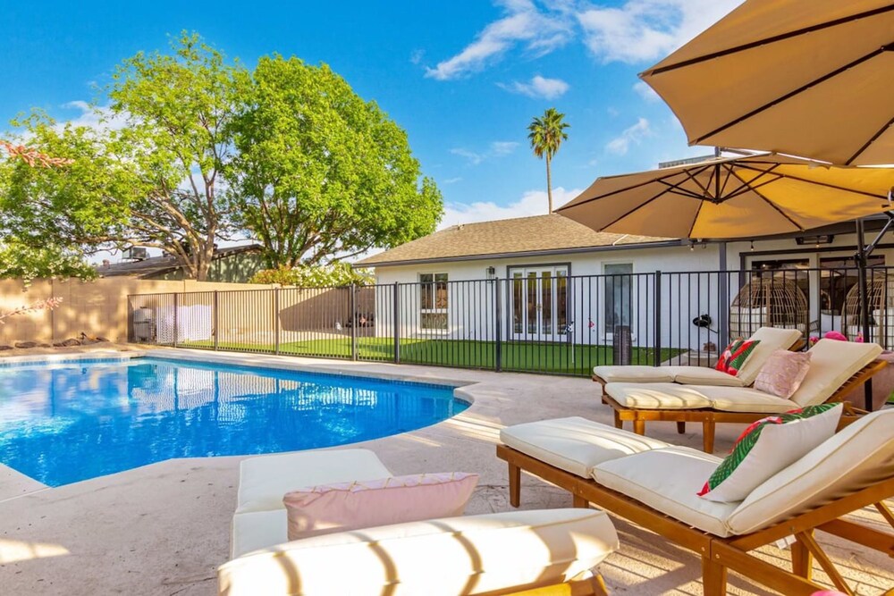 Corrine Family Oasis Pool Putt Grn Bigtoy