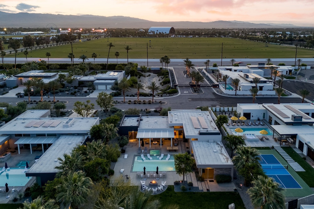 Polo Villa 1 by Avantstay Features Expansive Putting Green Pool Spa Outdoor Firepit 260-322 5 Bedrooms