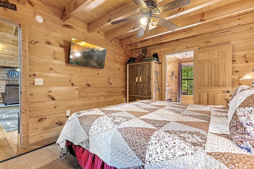 Sunset Lodge by Jackson Mountain Rentals view 2