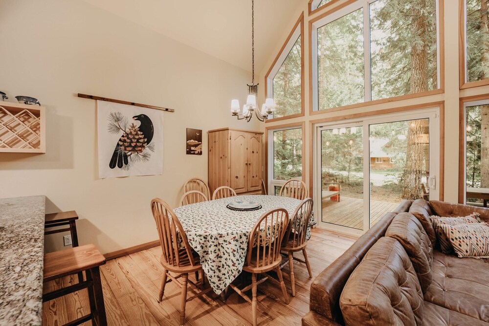 Mt Baker Lodging Cabin 40gs is a Classic NW Cabin