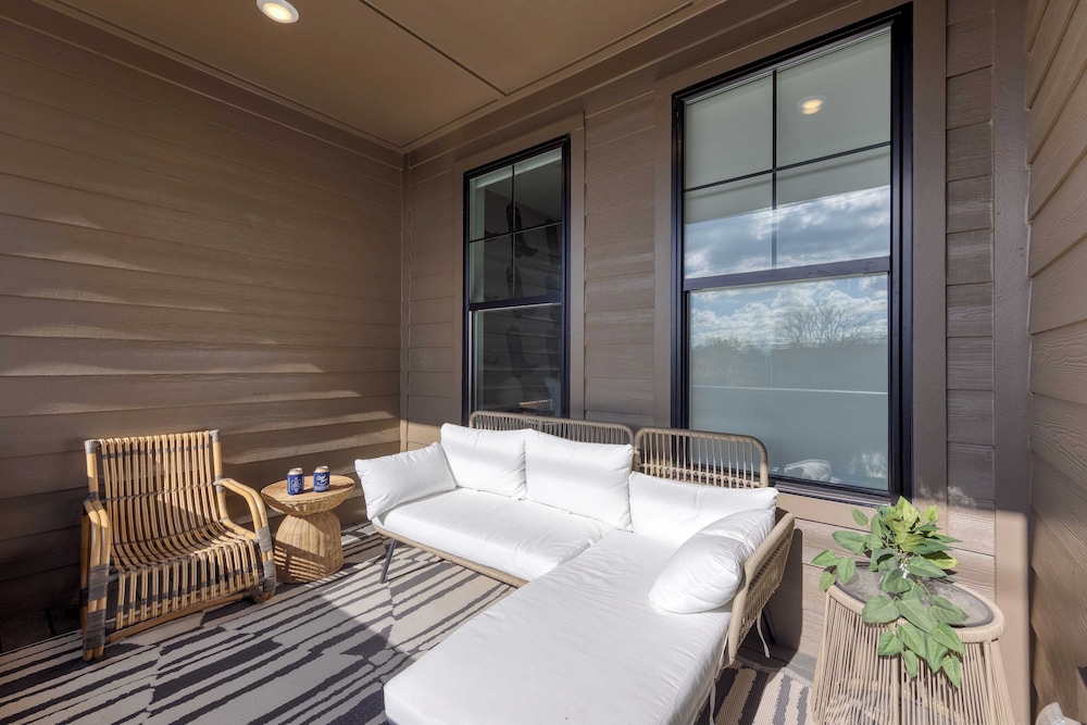 Sleeps 24! 3 Modern 4bdr Townhomes w/ Covered Patios Nashville Group Retreat