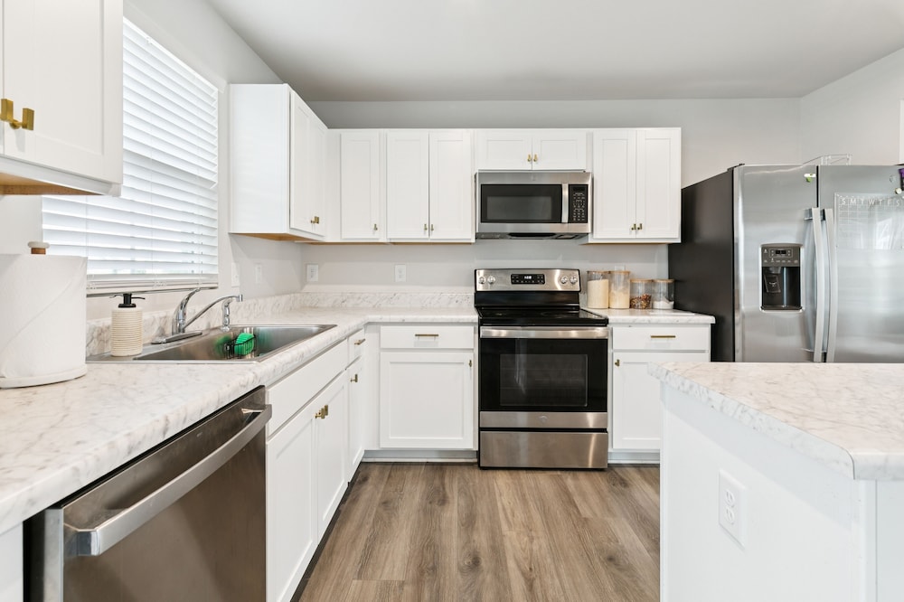 Modern Downtown Retreat Near Swamp Rabbit Trail 4 Bedroom Townhouse
