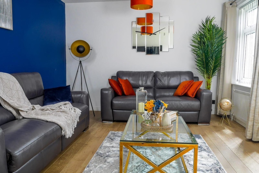 Stylish 4 Bed Apartment- Private Garden & Sleeps 8