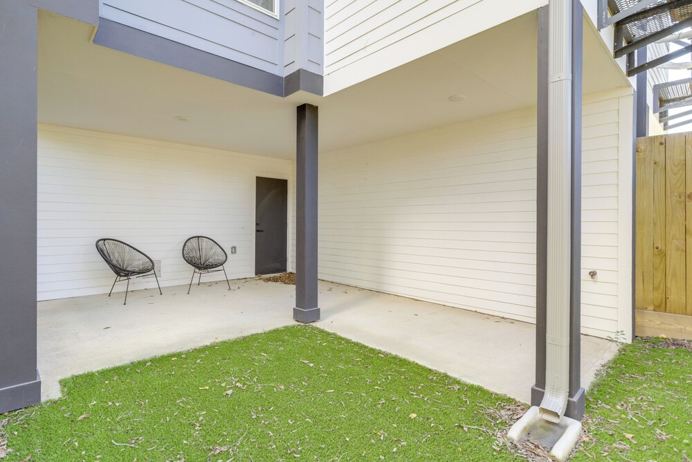 3 Mi to Dtwn: Modern Townhome w/ Yard in Houston