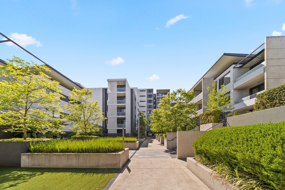 Elegant 2-bed With Pool, Alfresco Dining & Balcony