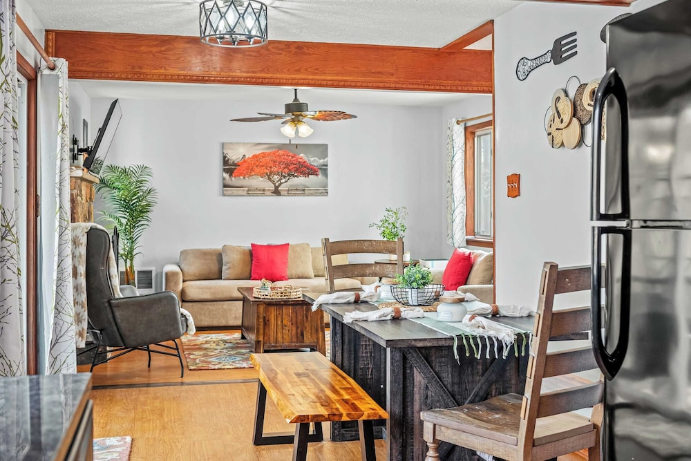 Stylish Renovated Home Open Layout, Coffee Bar + Near Hiking & Waterfalls