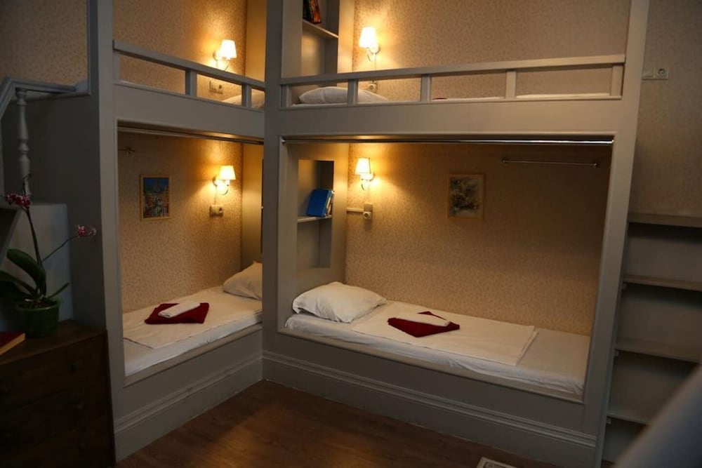Mini hotel Artist on Baumanskaya - Hostel