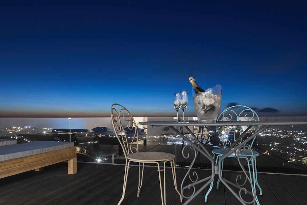 White and Co. La Torre Suites