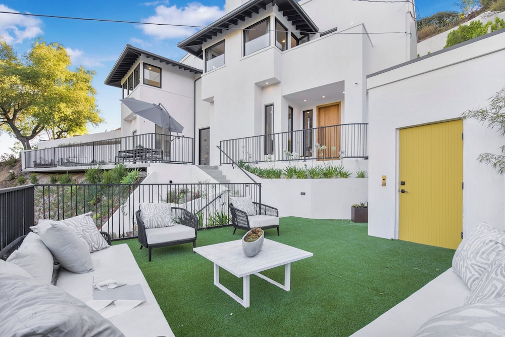 Belden Modern Villa - Iconic Hollywood Hills Retreat