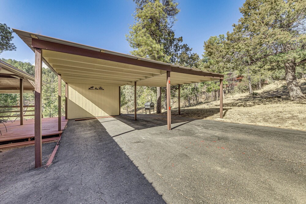1 Mi to Downtown Ruidoso: Peaceful Forested Cabin!