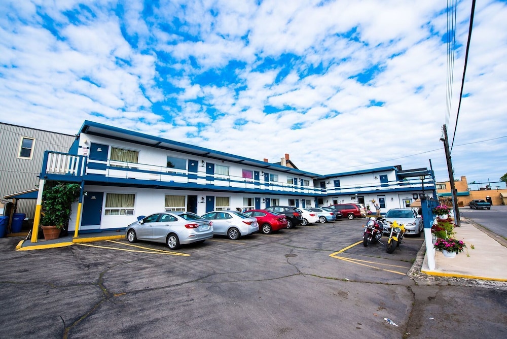 Niagara Parkway Court Motel - Image 1