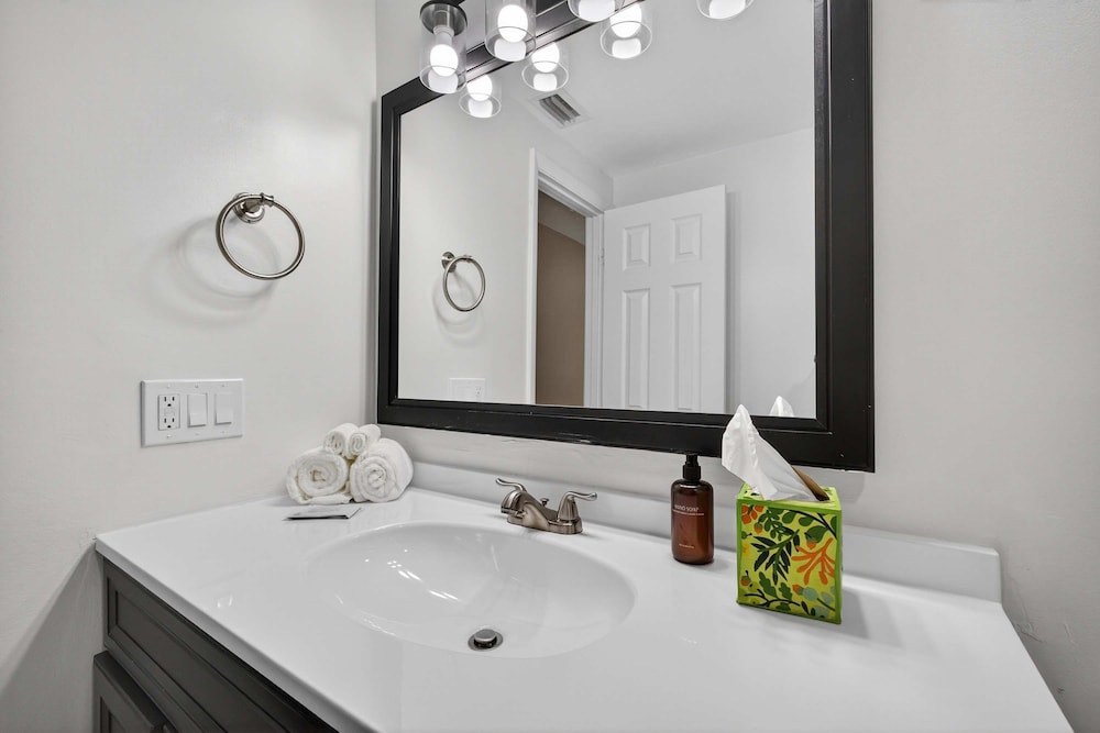 Luxury Meets Paradise Family-friendly 4BR w Pool