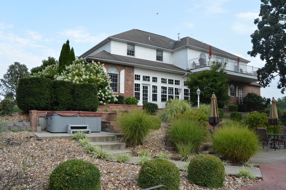 Lafayette Grand Manor