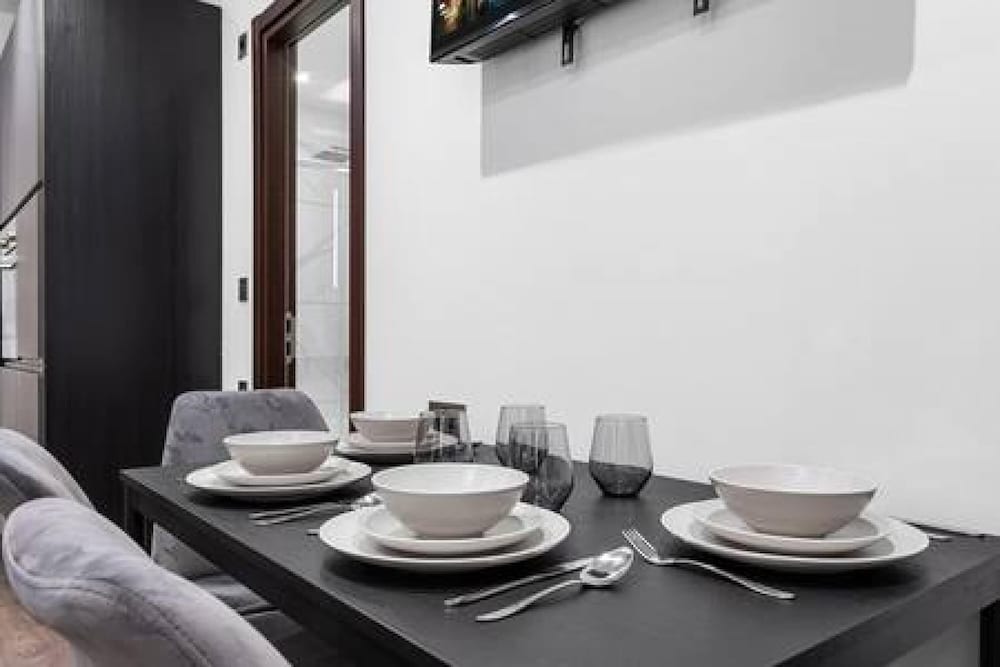 Modern Spacious Suite Sleeps 4 in Central London