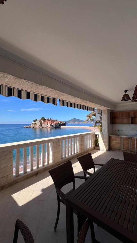 Beachfront Four bedroom Apartment