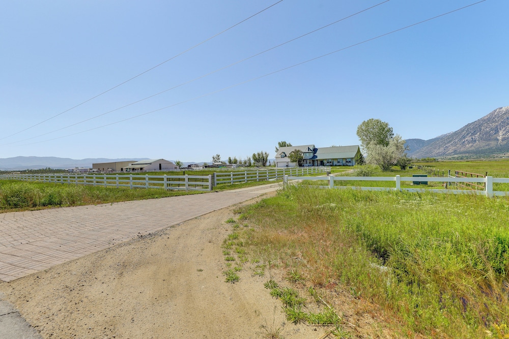 Sierra Nevada Mtn Views: Gardnerville Getaway