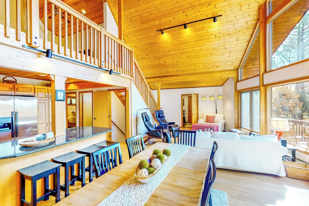 3BR Home w/ Private Hot Tub, Kayaks & Lake Views