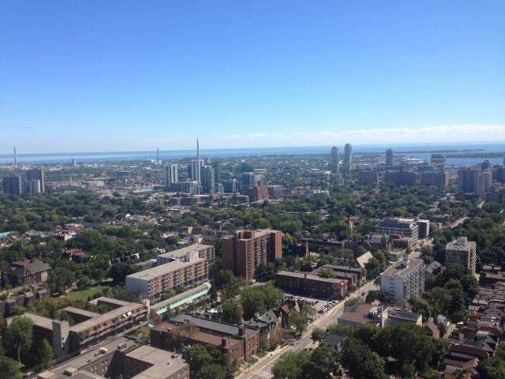 Stunning Suites Luxurious Downtown Condo - Image 5