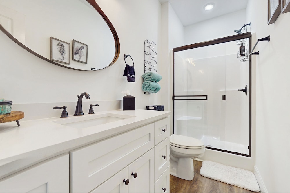 3 BR Home w/ Decks & Lake Views!