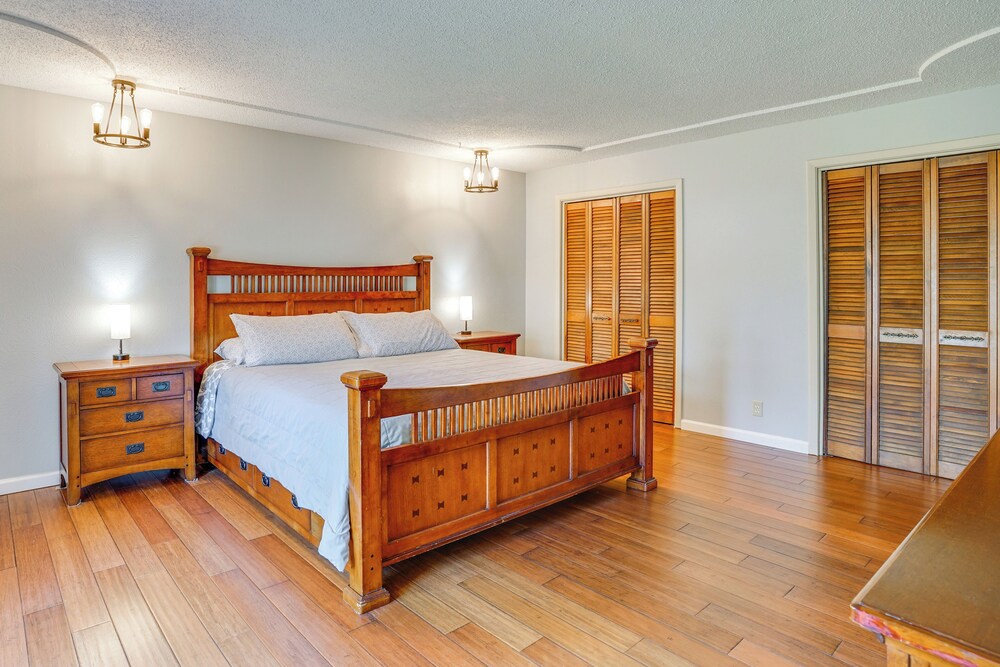 3 Mi to Lake Arlington: Texas Family Home