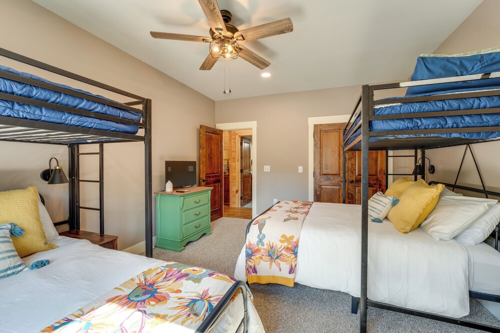 400 Acres on Lavender Mtn: Getaway w/ Hot Tub!