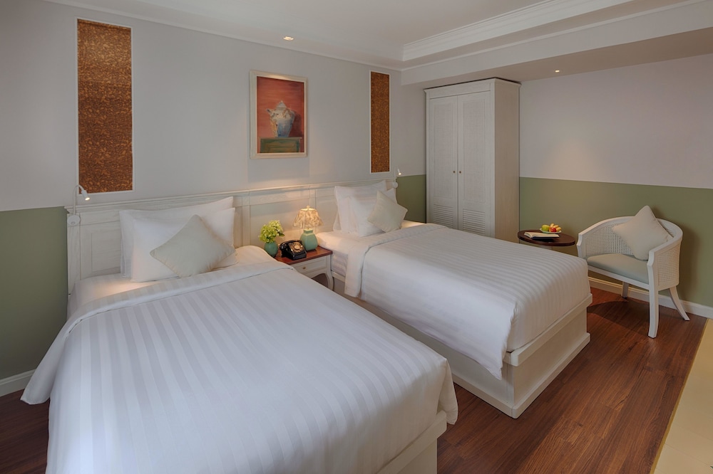 Au Lac Charner Hotel 77