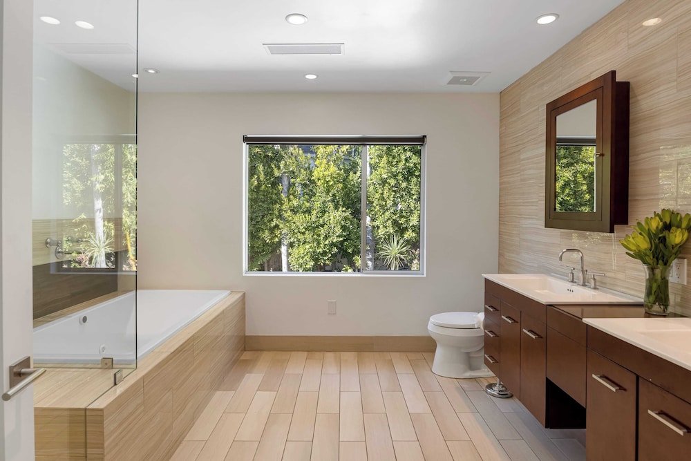 Luxury Hollywood Hills Home With Pool, Outdoor Dining & Iconic Views Skyline Chalet