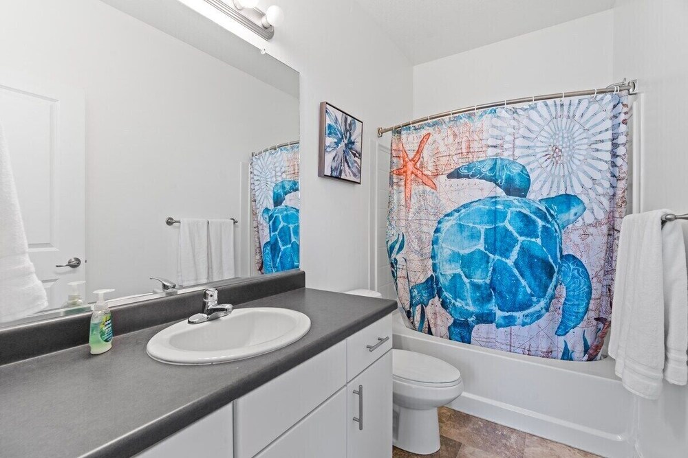 Modern w/ Pool, Gym, Hottub, Golf, Pet Friendly!