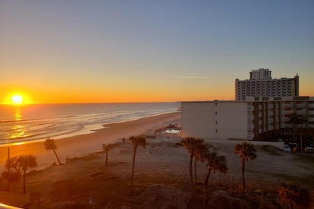 611 3 Beds Luxury Oceanfront Studio view 5