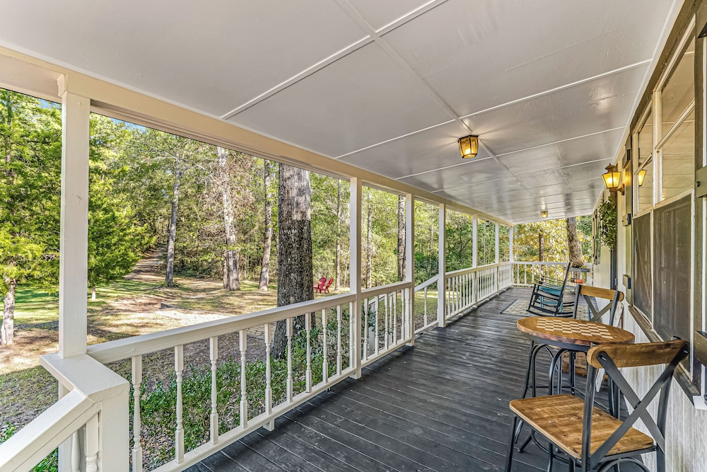 2BR Dog-friendly Home Near Lake w/ Fire Pit