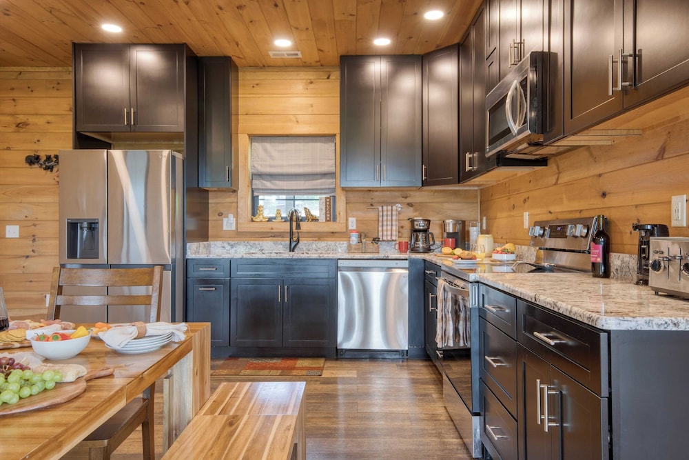 Lions Landing by Avantstay Sleeps 18 Hot Tub Game Room Views Near Pigeon Forge