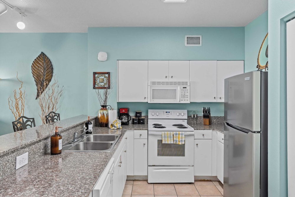 Relax at Panama City Beach Balcony, Parking, Walk to Dining