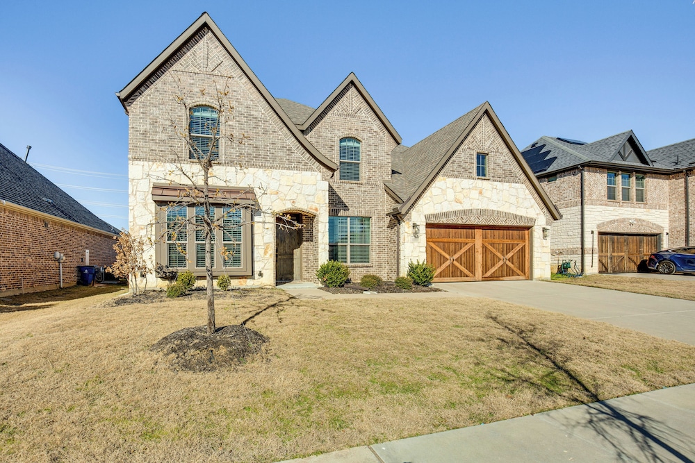 6 Mi to Lake Lewisville: Chic Retreat in Frisco!