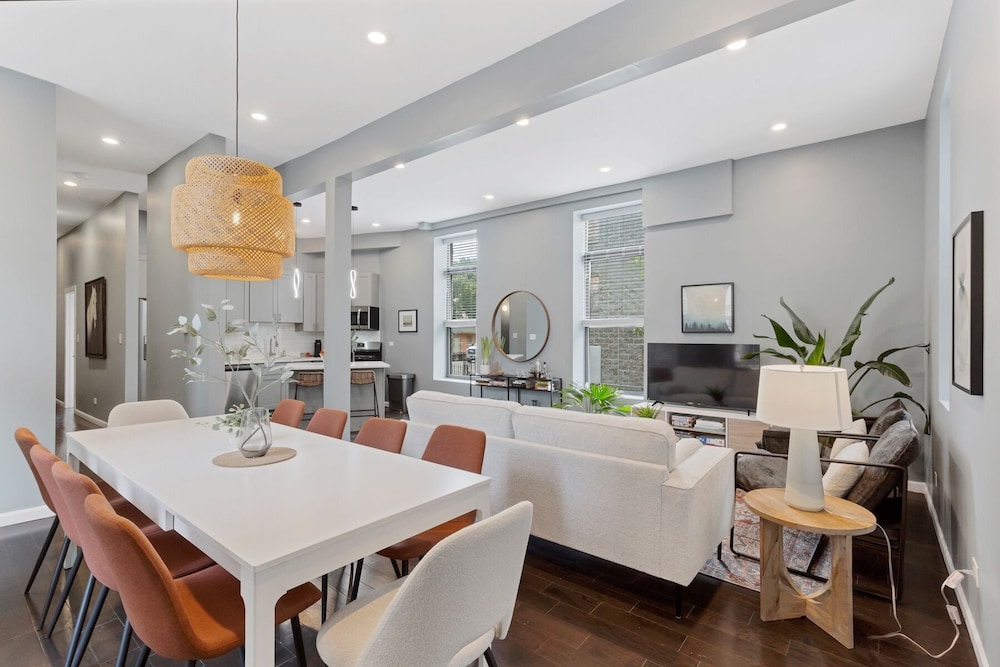 Modern Condo Oasis In The Heart Of Chicago 4 Bedroom Home by RedAwning photo 3