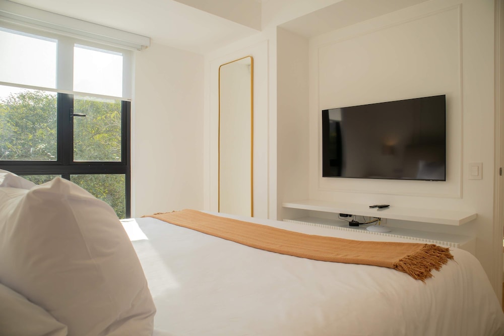 w Lovely 3BR With Incredible Balcony in Miraflores
