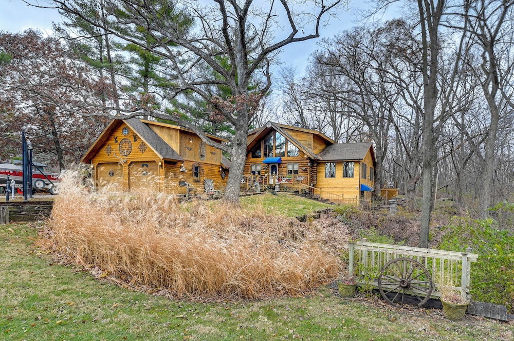 Walk to Saylorville Lake: Spacious Home w/ Deck!