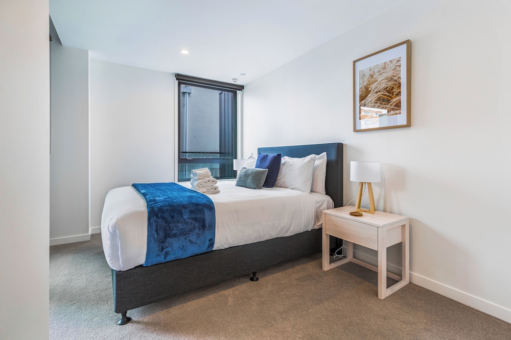 Stylish Apt+Balcony+Full Amenities Zodiak Stays