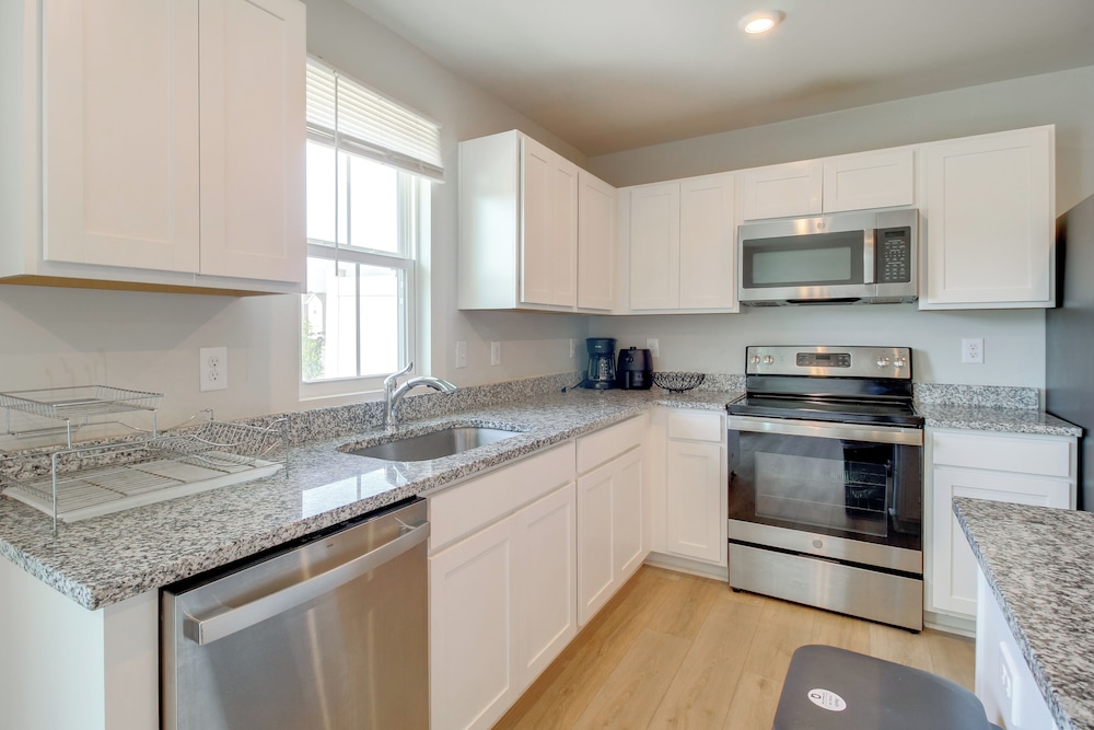 Modern Townhome w/ Patio 7 Mi to Dtwn Cartersville