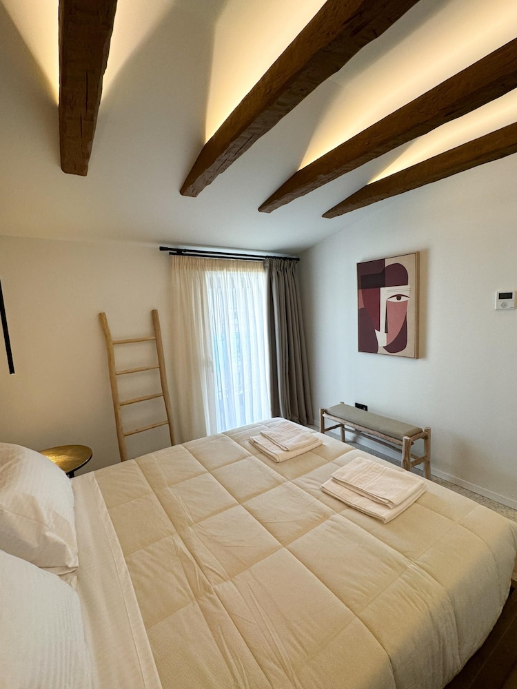 Naoussa Downtown Suite - Indulge in Luxury photo 4