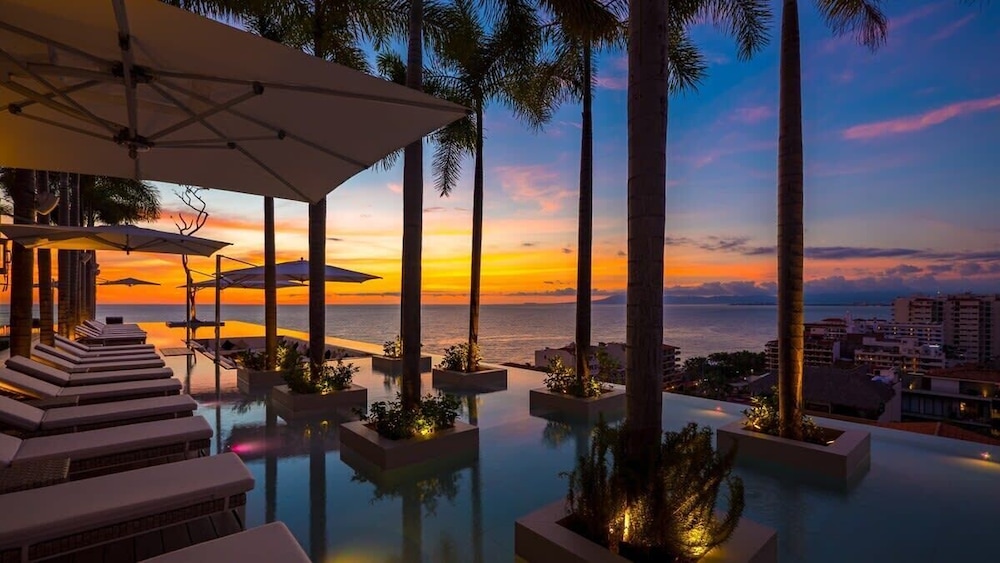 Stylish King-bed Unit - Pool - Ocean View - Gym