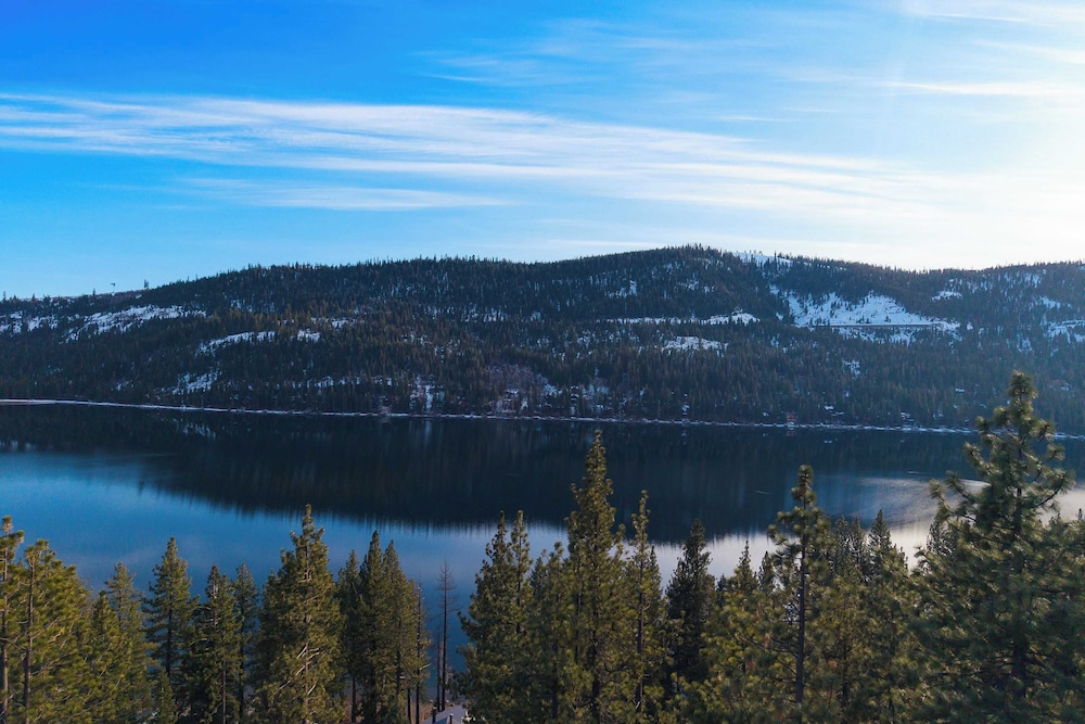 Denton by Avantstay Hot Tub, Deck w/ Fire Pit Near Skiing & Lake!
