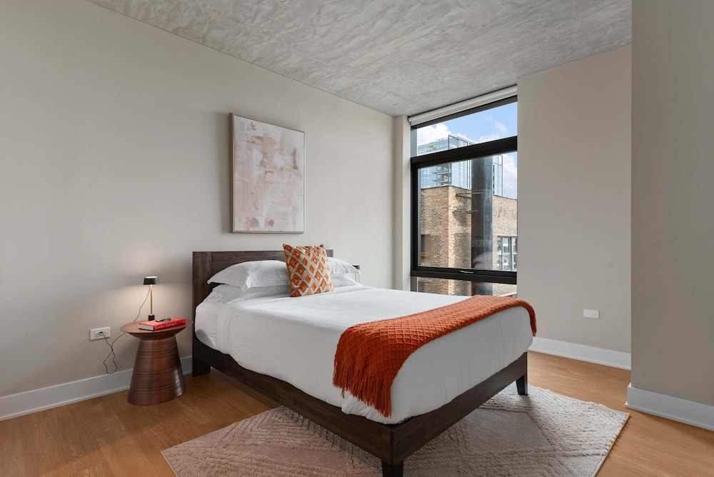 West Loop Duo 2 Stylish 2brs Walk to Dining