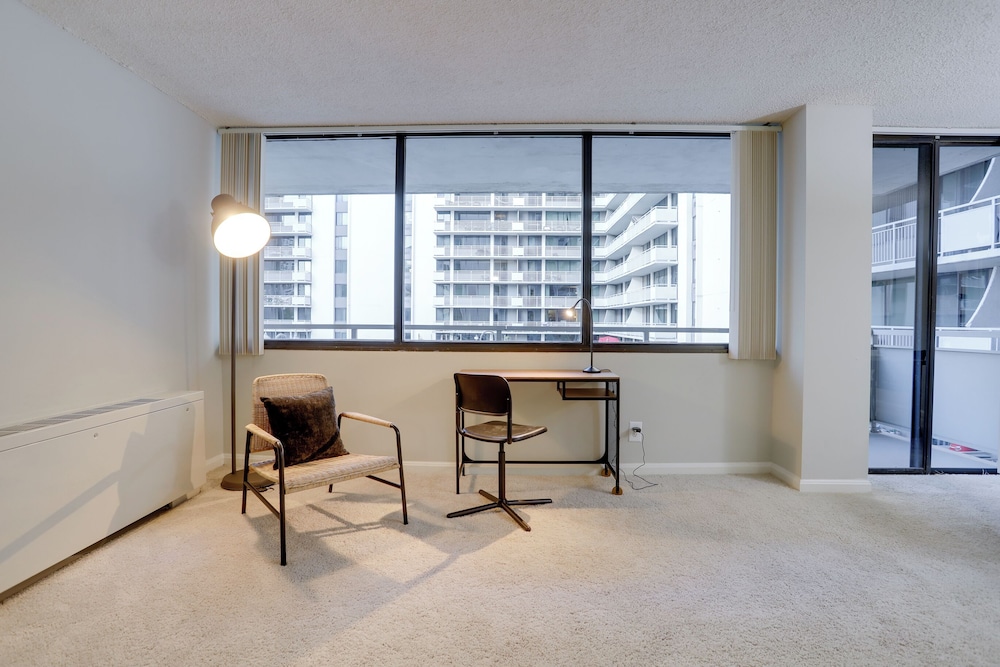 Modern Apt Near Airport & Metro