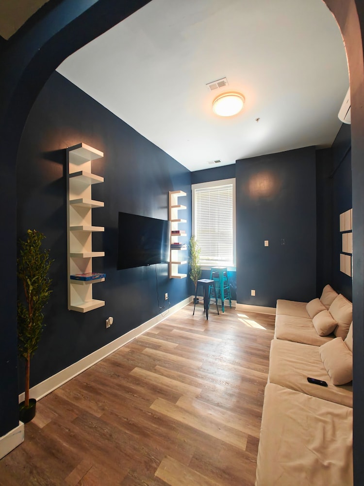 I Street Capsule Hostel